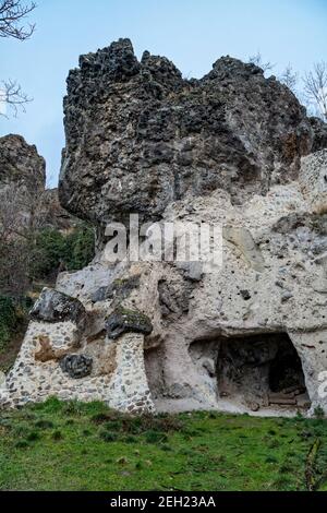 Perrier, Frankreich. Februar 2021, 10th. Das Dorf des Roches von Perrier, bestehend aus rund 300 Höhlen, stellt die größte Troglodytenanlage in der Auvergne dar. Stockfoto