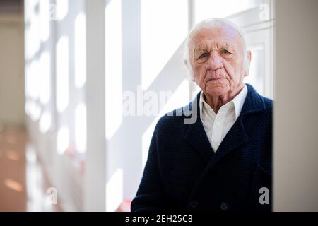 Düsseldorf, Deutschland. Februar 2021, 19th. Heinz Mack, Künstler, sitzt am Fenster im Museum Kunstpalast. Der ZERO-Künstler Mack besuchte seine Ausstellung mit dem Titel 'Heinz Mack' anlässlich seines 90th. Geburtstages. Die Ausstellung ist derzeit wegen der laufenden Einschränkungen von Corona für die Öffentlichkeit geschlossen. Eigentlich sollte sie am 11. Februar eröffnet werden. Mack wird am 8. März 90. Quelle: Rolf Vennenbernd/dpa/Alamy Live News Stockfoto