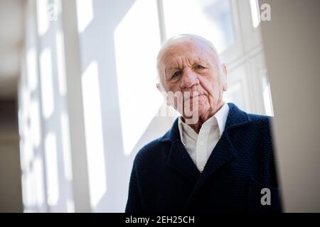 Düsseldorf, Deutschland. Februar 2021, 19th. Heinz Mack, Künstler, sitzt am Fenster im Museum Kunstpalast. Der ZERO-Künstler Mack besuchte seine Ausstellung mit dem Titel 'Heinz Mack' anlässlich seines 90th. Geburtstages. Die Ausstellung ist derzeit wegen der laufenden Einschränkungen von Corona für die Öffentlichkeit geschlossen. Eigentlich sollte sie am 11. Februar eröffnet werden. Mack wird am 8. März 90. Quelle: Rolf Vennenbernd/dpa/Alamy Live News Stockfoto