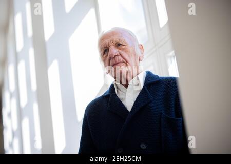 Düsseldorf, Deutschland. Februar 2021, 19th. Heinz Mack, Künstler, sitzt am Fenster im Museum Kunstpalast. Der ZERO-Künstler Mack besuchte seine Ausstellung mit dem Titel 'Heinz Mack' anlässlich seines 90th. Geburtstages. Die Ausstellung ist derzeit wegen der laufenden Einschränkungen von Corona für die Öffentlichkeit geschlossen. Eigentlich sollte sie am 11. Februar eröffnet werden. Mack wird am 8. März 90. Quelle: Rolf Vennenbernd/dpa/Alamy Live News Stockfoto