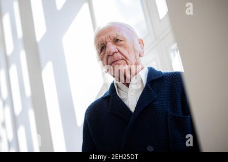 Düsseldorf, Deutschland. Februar 2021, 19th. Heinz Mack, Künstler, sitzt am Fenster im Museum Kunstpalast. Der ZERO-Künstler Mack besuchte seine Ausstellung mit dem Titel 'Heinz Mack' anlässlich seines 90th. Geburtstages. Die Ausstellung ist derzeit wegen der laufenden Einschränkungen von Corona für die Öffentlichkeit geschlossen. Eigentlich sollte sie am 11. Februar eröffnet werden. Mack wird am 8. März 90. Quelle: Rolf Vennenbernd/dpa/Alamy Live News Stockfoto