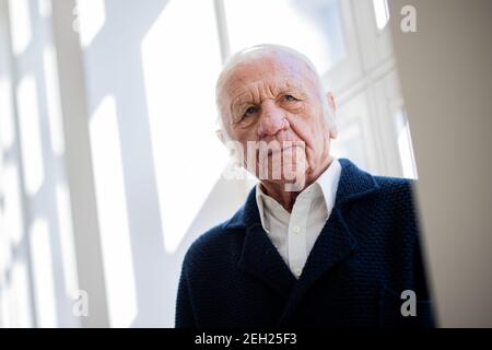 Düsseldorf, Deutschland. Februar 2021, 19th. Heinz Mack, Künstler, sitzt am Fenster im Museum Kunstpalast. Der ZERO-Künstler Mack besuchte seine Ausstellung mit dem Titel 'Heinz Mack' anlässlich seines 90th. Geburtstages. Die Ausstellung ist derzeit wegen der laufenden Einschränkungen von Corona für die Öffentlichkeit geschlossen. Eigentlich sollte sie am 11. Februar eröffnet werden. Mack wird am 8. März 90. Quelle: Rolf Vennenbernd/dpa/Alamy Live News Stockfoto