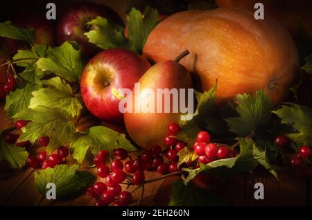 Stillleben im Herbst im rustikalen Stil auf dunklem Holzhintergrund. Stockfoto