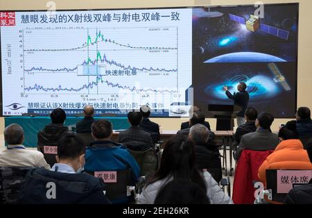 (210219) -- PEKING, 19. Februar 2021 (Xinhua) -- Zhang Shuangnan, leitender Wissenschaftler des chinesischen HXMT (Hard X-Ray Modulation Telescope), spricht während einer Pressekonferenz am Institut für Hochenergiephysik der Chinesischen Akademie der Wissenschaften in Peking, Hauptstadt von China, 19. Februar 2021. Chinas HXMT, der Weltraumforschungssatellit des Landes, der auch als Insight bekannt ist, hat herausgefunden, dass ein schnelles Funkburst-Signal, das letztes Jahr erkannt wurde, von einem Magnetar in der Milchstraße kam, gaben chinesische Wissenschaftler am Freitag bekannt. Die Entdeckung markierte einen Meilenstein im Verständnis der Natur des mysteriösen Signals, das von ausgeht Stockfoto