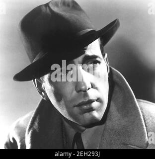 Humphrey Bogart, 1940, s/w Porträt, Werbefoto. Die Veröffentlichung auf der Rückseite sagt, dass dies ein neues Foto von ihm aus dem kommenden Film Brother Orchid war. Stockfoto