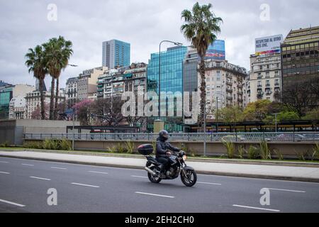 BUENOS AIRES - 15th Okt 2019: Motorisiertes Fahren von der Avenida Cerrito in der Stadt Buenos Aires, Argentinien. Stockfoto