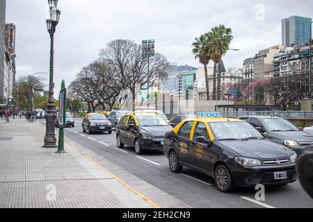 BUENOS AIRES - 15th Okt 2019: Ansicht des Fahrzeugverkehrs auf der Avenida Cerrito in der Stadt Buenos Aires, Argentinien Stockfoto