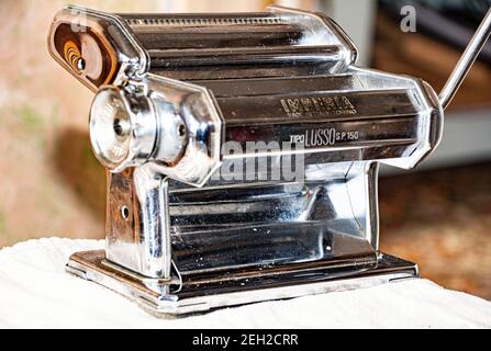 Traditionelle Pasta, die frische Vergangenheit mit Vintage-Handmaschine macht Stockfoto