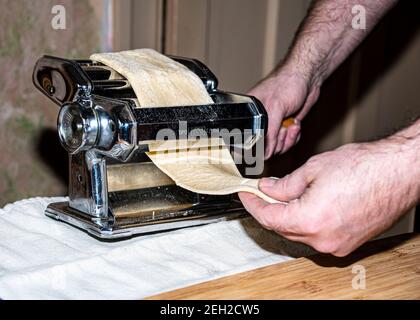 Traditionelle Pasta, die frische Vergangenheit mit Vintage-Handmaschine macht Stockfoto