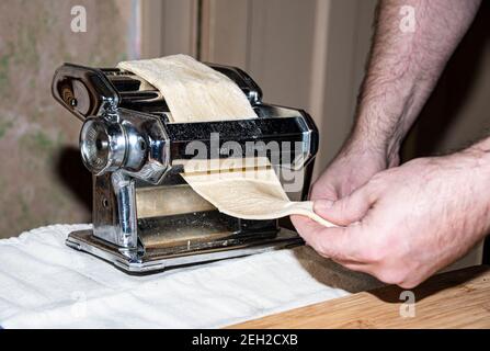 Traditionelle Pasta, die frische Vergangenheit mit Vintage-Handmaschine macht Stockfoto