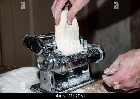 Traditionelle Pasta, die frische Vergangenheit mit Vintage-Handmaschine macht Stockfoto