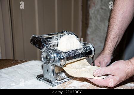 Traditionelle Pasta, die frische Vergangenheit mit Vintage-Handmaschine macht Stockfoto