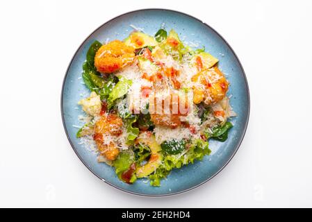 Draufsicht Foto von frischen leckeren Salat mit Shrimps Avocado und Parmesan. Stockfoto