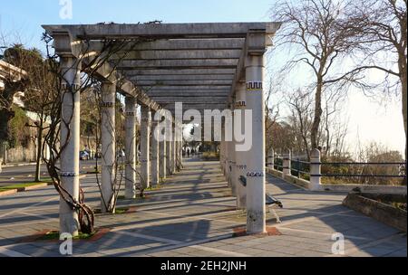 Eine Pergola aus Stein und Beton neben der Bucht von Santander Cantabria Spanien an einem sonnigen Wintermorgen Reina Victoria Street View Stockfoto