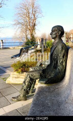 Bronzestatue des Dichters Gerardo Diego Cendoya auf einer Betonbank mit Blick auf das Meer Santander Cantabria Spanien Wintersonne Stockfoto