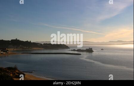 Am frühen Morgen Blick über die Bucht von Santander mit der Segelschule und einer hellen Sonne und ruhigen Meer Kantabrien Spanien Stockfoto