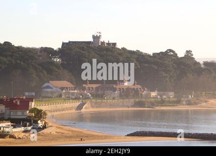 Magdalena Palace mit den Gebäuden der Internationalen Universität vor dem Strand Santander Cantabria Spanien Winter ruhiger sonniger Morgen Stockfoto