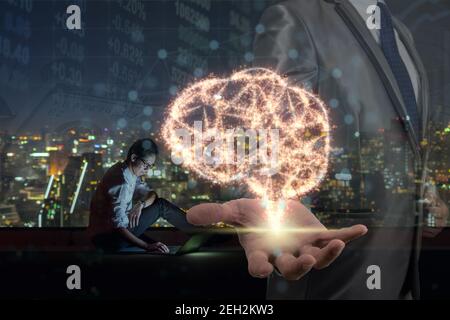 Doppelbelichtung der Geschäftsmannes Hand, die die Gehirnbasis auf hält Funkeln über asiatischen Geschäftsmann mit dem Smartphone zeigen Die Börse cha Stockfoto