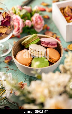 Traditionelle französische bunte Makronen-Kekse in Schale serviert, Dessert Stillleben Komposition Stockfoto