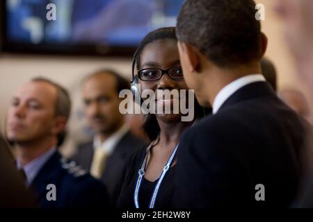 US-Präsident Barack Obama und ein Junior-Delegierter der G-8 auf dem Gipfel G8 in L'Aquila, Italien, 9. Juli 2009. ( Offizielles Weißes Haus Foto von Pete Souza) Dieses offizielle Weißes Haus Foto wird zur Veröffentlichung durch Nachrichtenorganisationen und/oder zum persönlichen Gebrauch gedruckt durch die Betreffzeile(en) des Fotos zur Verfügung gestellt. Das Foto darf in keiner Weise manipuliert oder in Materialien, Anzeigen, Produkten oder Werbeaktionen verwendet werden, die in irgendeiner Weise die Zustimmung oder Billigung des Präsidenten, der ersten Familie oder des Weißen Hauses nahelegen. Stockfoto