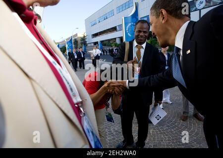US-Präsident Barack Obama wird beim Gipfel G8 in L'Aquila, Italien, am 9. Juli 2009 begrüßt. Stockfoto