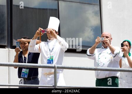 Umstehende beobachten US-Präsident Barack Obama, wie er am 10. Juli 2009 in L'Aquila, Italien, um den Standort G8 geht. Stockfoto