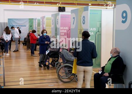 Lissabon, Portugal. Februar 2021, 18th. Am 18. Februar warten die Menschen vor Impfstellen auf die Impfung mit dem Impfstoff Pfizer-BioNTech COVID-19 im Sportkomplex Sao Domingos de Rana in Cascais, Lissabon, Portugal. 2021. Kredit: Pedro Fiuza/Xinhua/Alamy Live Nachrichten Stockfoto