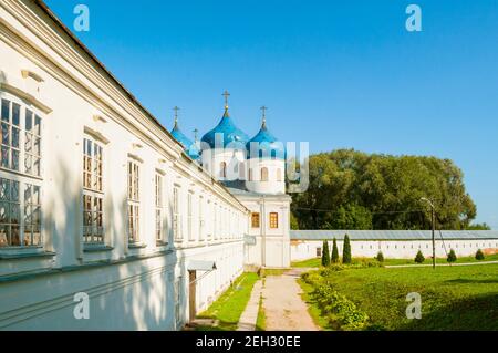 Weliki Nowgorod, Russland. Kirche der Kreuzerhöhung im russisch-orthodoxen Jurjew-Kloster in Weliki Nowgorod Russland Stockfoto