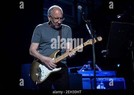 Pete Townshend von The Who spielt live auf der Bühne für die jährliche Konzertreihe des Teenage Cancer Trust in der Royal Albert Hall, London. Bilddatum: Samstag, 1st. März 2017. Bildnachweis sollte lauten: © DavidJensen/EMPICS Entertainment Stockfoto