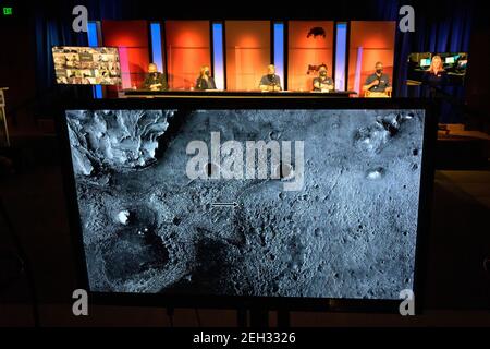 Pasadena, Kalifornien. Februar 2021, 18th. Ein Bild, das zeigt, wo Perseverance Mars Rover gelandet ist, wird während einer NASA Perseverance Rover Mission nach der Landung am Donnerstag, 18. Februar 2021, im Jet Propulsion Laboratory der NASA in Pasadena, Kalifornien, gezeigt. Ein wesentliches Ziel der Mission von Perseverance auf dem Mars ist die Astrobiologie, einschließlich der Suche nach Zeichen des antiken mikrobiellen Lebens. Kredit: UPI/Alamy Live Nachrichten Stockfoto