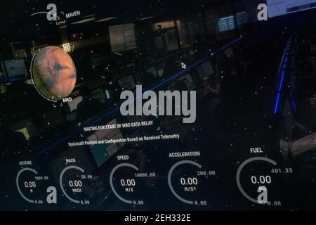 Pasadena, Kalifornien. Februar 2021, 18th. Mitglieder des NASA-Teams Perseverance Mars Rover werden in einem Monitor in der Missionskontrolle reflektiert, während sie auf die Landung des Raumschiffs auf dem Mars am Donnerstag, dem 18. Februar 2021, im Jet Propulsion Laboratory der NASA in Pasadena, Kalifornien, warten. Ein wesentliches Ziel der Mission von Perseverance auf dem Mars ist die Astrobiologie, einschließlich der Suche nach Zeichen des antiken mikrobiellen Lebens. Kredit: UPI/Alamy Live Nachrichten Stockfoto