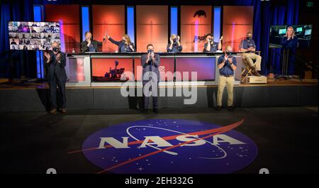 Pasadena, Kalifornien. Februar 2021, 18th. NASA Perseverance Rover Mission Management und Wissenschaftler feiern eine erfolgreiche Landung auf dem Mars zu Beginn eines Updates nach der Landung, am Donnerstag, 18. Februar 2021, im Jet Propulsion Laboratory der NASA in Pasadena, Kalifornien. Ein wesentliches Ziel der Mission von Perseverance auf dem Mars ist die Astrobiologie, einschließlich der Suche nach Zeichen des antiken mikrobiellen Lebens. Kredit: UPI/Alamy Live Nachrichten Stockfoto