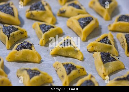 Vorgebackene 'Haman Pockets' auch bekannt als Hamantashen, ein Aschkenazi jüdischen dreieckigen gefüllten-Pocket-Cookies, in der Regel mit dem jüdischen Feiertag o verbunden Stockfoto