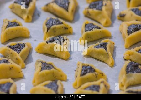 Vorgebackene 'Haman Pockets' auch bekannt als Hamantashen, ein Aschkenazi jüdischen dreieckigen gefüllten-Pocket-Cookies, in der Regel mit dem jüdischen Feiertag o verbunden Stockfoto