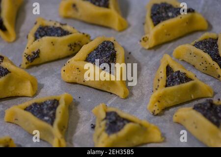 Vorgebackene 'Haman Pockets' auch bekannt als Hamantashen, ein Aschkenazi jüdischen dreieckigen gefüllten-Pocket-Cookies, in der Regel mit dem jüdischen Feiertag o verbunden Stockfoto