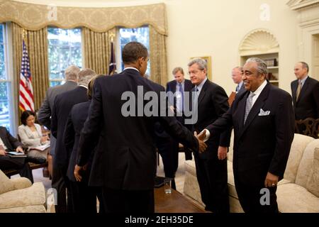 Präsident Barack Obama schüttelt die Hand des Rep. Charles Rangel (D-NY) bei einem Treffen mit anderen Kongressmitgliedern im Oval Office, 13. Juli 2008. Stockfoto