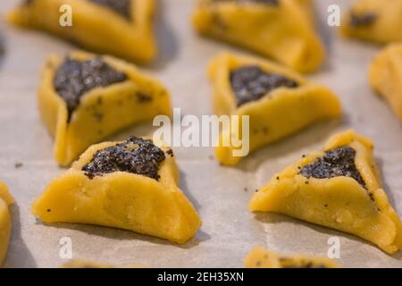 Vorgebackene 'Haman Pockets' auch bekannt als Hamantashen, ein Aschkenazi jüdischen dreieckigen gefüllten-Pocket-Cookies, in der Regel mit dem jüdischen Feiertag o verbunden Stockfoto