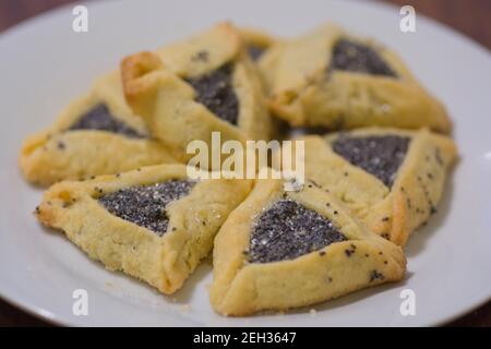 Nahaufnahme von 'Haman Pockets', auch bekannt als Hamantashen, einem aschkenasischen jüdischen dreieckigen gefüllten Taschendiebe, der normalerweise mit dem jüdischen Holid assoziiert wird Stockfoto