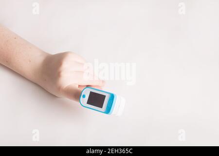 Fingeroximeter mit Puls, Fingertipp-Pulsoximeter mit Respiration, tragbarer Sauerstoffsättigungsmonitor mit Puls Stockfoto