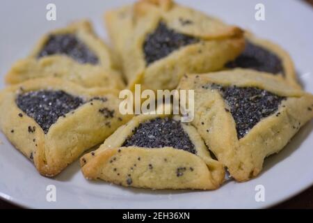 Nahaufnahme von 'Haman Pockets', auch bekannt als Hamantashen, einem aschkenasischen jüdischen dreieckigen gefüllten Taschendiebe, der normalerweise mit dem jüdischen Holid assoziiert wird Stockfoto