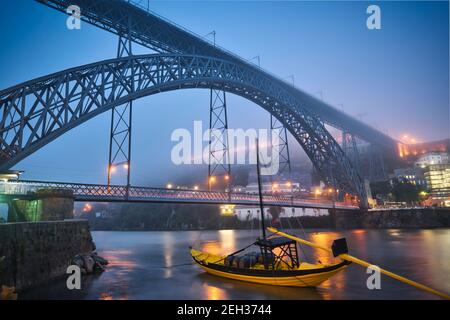 Foto der Stadt Porto in Portugal im Blau Stundenzeit Stockfoto