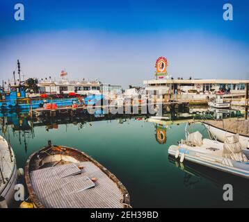 Boote liegen im alten Hafen von Riccione - Italien Stockfoto