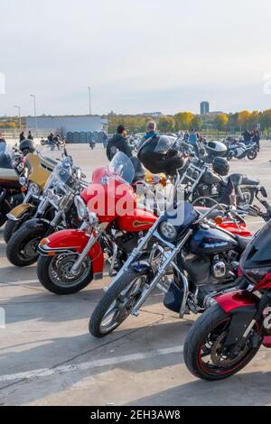 Kazan, Russland-26. September 2020: Harley Davidson Motorräder stehen auf dem Parkplatz während eines Treffens von Motorradfahrern vor einer gemeinsamen Fahrt durch die c Stockfoto