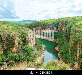 Canyons of Furnas, Stadt Postkarte von Capitólio MG Brasilien. Schöne Panoramalandschaft des Öko-Tourismus von Minas Gerais Staat. Schönes grünes Wasser o Stockfoto