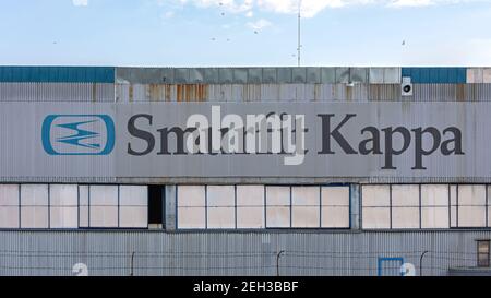 Belgrad, Serbien - 13. September 2020: Big Sign Smurfit Kappa im Gebäude der Papierfabrik in Belgrad, Serbien. Stockfoto
