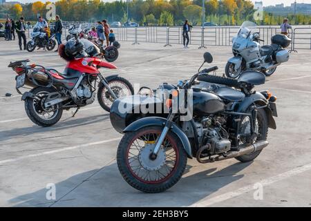 Kazan, Russland-26. September 2020: Motorrad mit Seitenwagen auf dem Parkplatz während eines Treffens von Bikern vor einer gemeinsamen Reise durch die Stadt Stockfoto