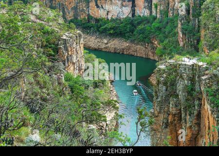 Zwei touristische Boote zwischen den Canyons von Furnas, Capitólio MG Brasilien navigieren. Landschaft des Ökotourismus von Minas Gerais. Wände aus Sedimentgestein Stockfoto