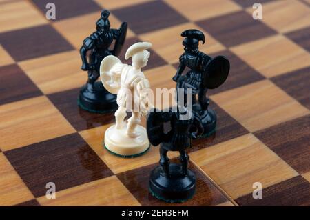 Weiße Bauern gegen schwarze Bauern. Selektiver Fokus auf weißem Bauer. Konzept von einem gegen alle. Konzept von Kraft und Tapferkeit. Stockfoto