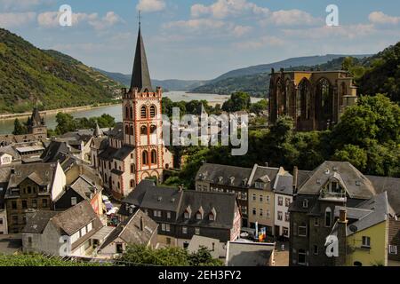 Blick auf das Dorf Bacharach im Rheintal in Deutschland Stockfoto