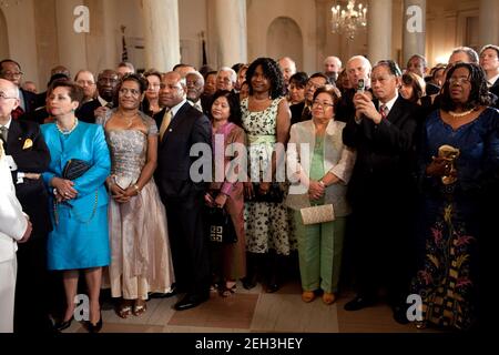 Die Gäste hören Präsident Barack Obama beim Botschafterempfang im Großen Foyer des Weißen Hauses am 27. Juli 2009 zu. Stockfoto